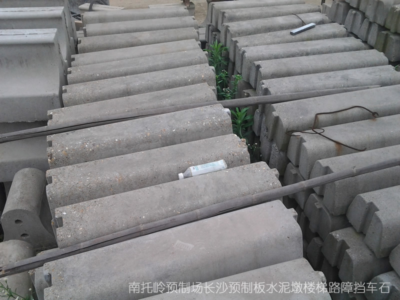 江西萍乡，水泥防撞墩，水泥护栏墩，水泥水马，公路墩，石墩