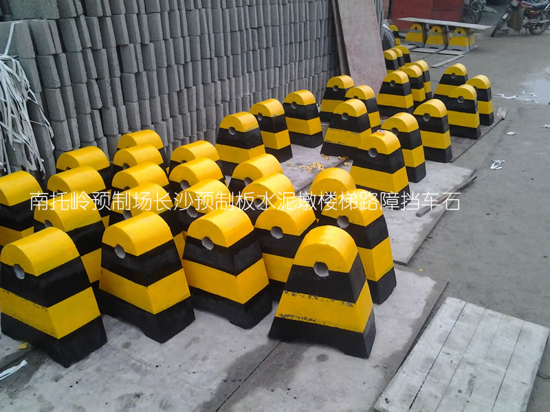 江西萍乡，水泥防撞墩，水泥护栏墩，水泥水马，公路墩，石墩