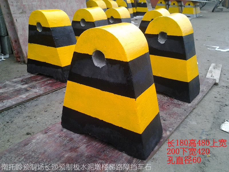 江西萍乡，水泥防撞墩，水泥护栏墩，水泥水马，公路墩，石墩