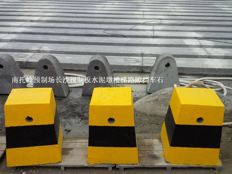 江西萍乡，水泥防撞墩，水泥护栏墩，水泥水马，公路墩，石墩