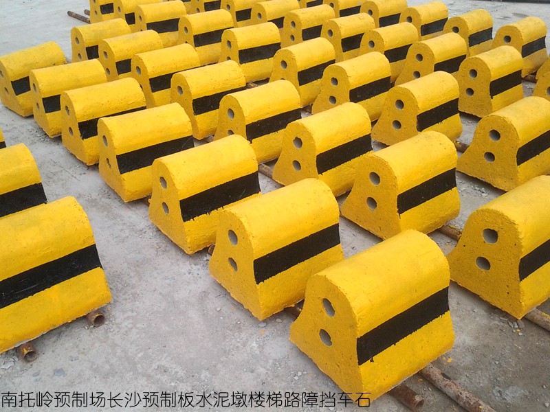江西萍乡，水泥防撞墩，水泥护栏墩，水泥水马，公路墩，石墩
